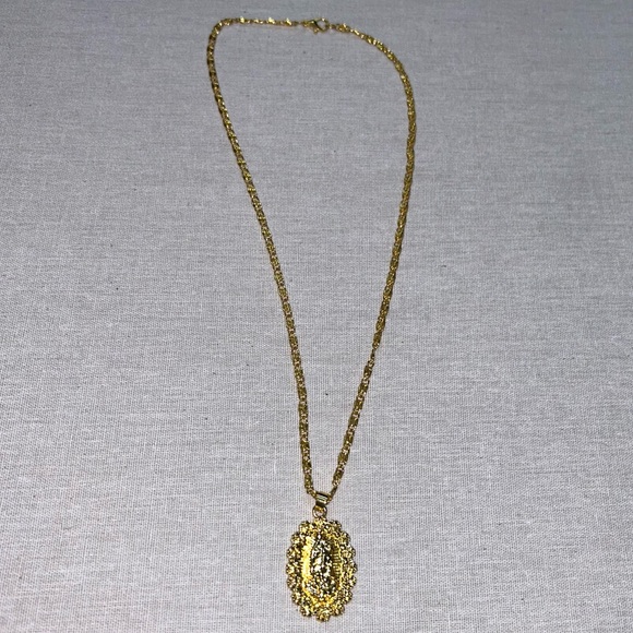 Gold Chain Virgin Mary Mob-Wife Rose Border Pendant Necklace - Picture 9 of 9